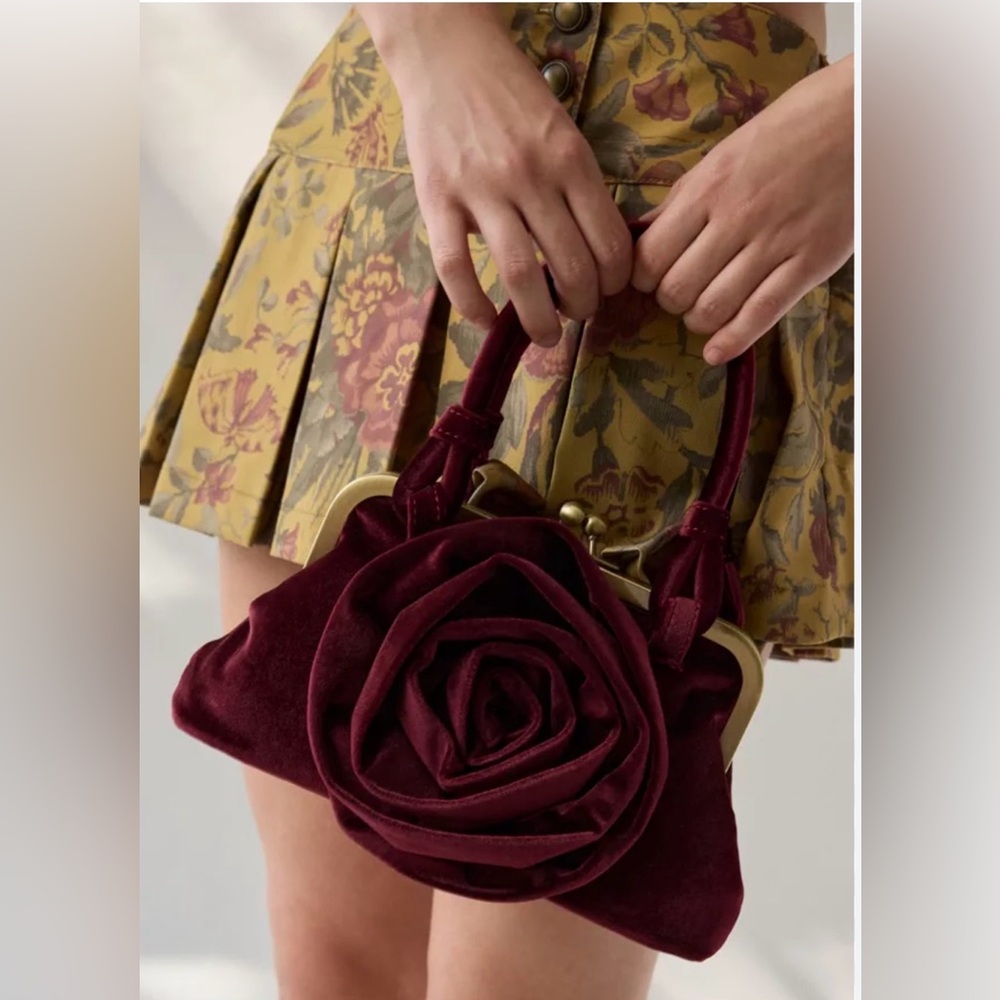 KIMCHI BLUE ROSE VELVET KISSLOCK BAG